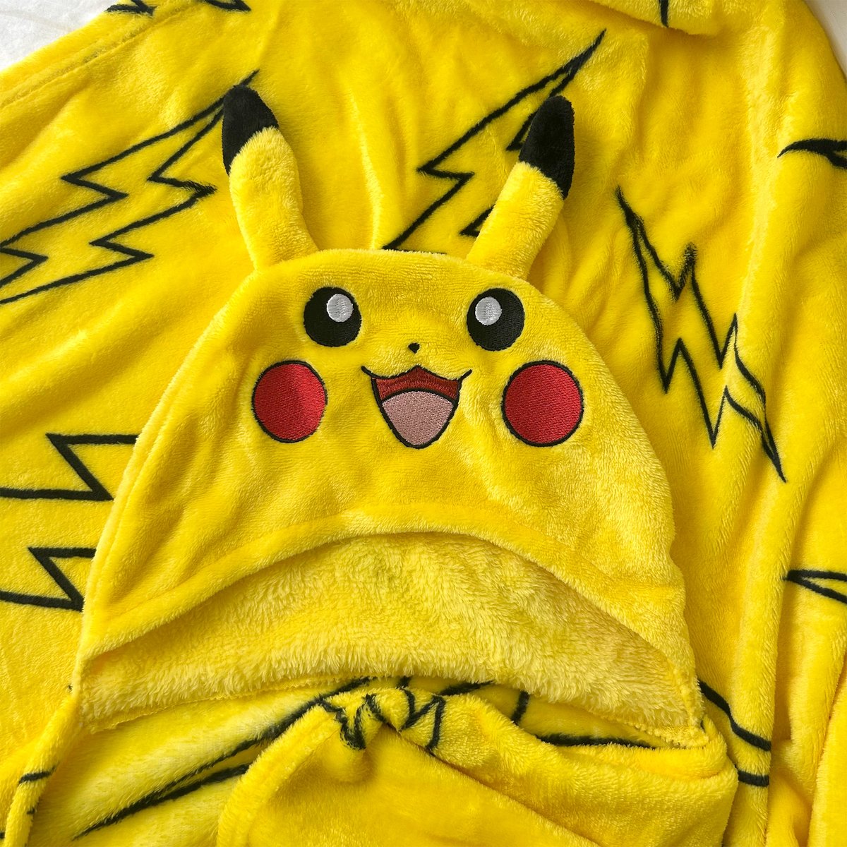 Cape plaid imprimée 100% polyester, ÉCLAIR jaune, POKEMON