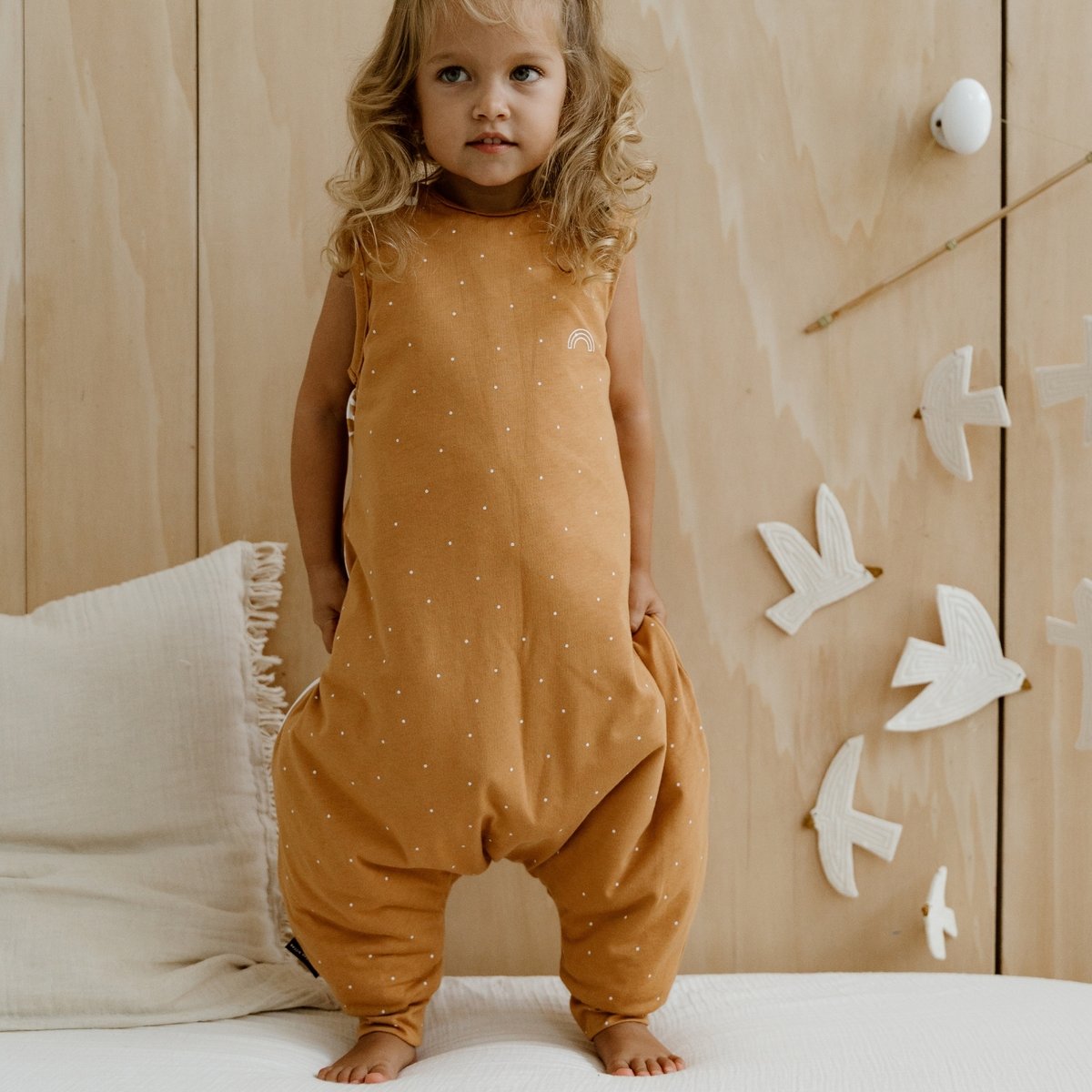 Gigoteuse à pieds avec chaussettes camel, LES PETITES BILLES
