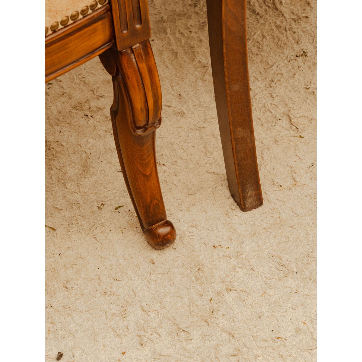Paire de fauteuils en bois et velours beige Ernest N°1644 - Bon état bois foncé, DEBONGOUT