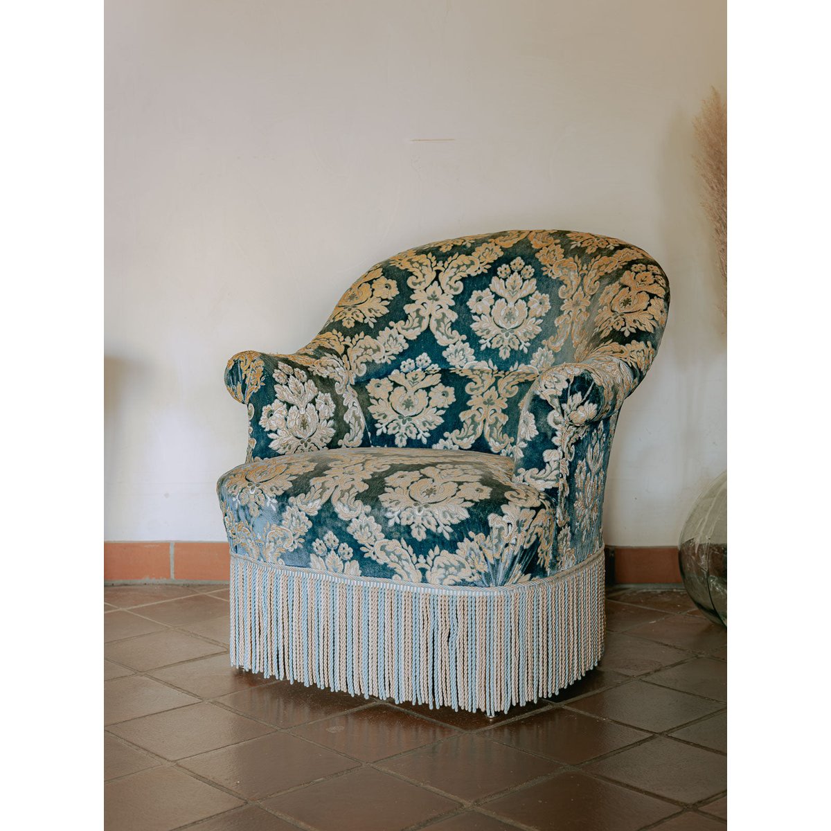 Fauteuil crapaud tapissé bleu à motifs et franges Ernest N°1095 - Bon état bleu, DEBONGOUT