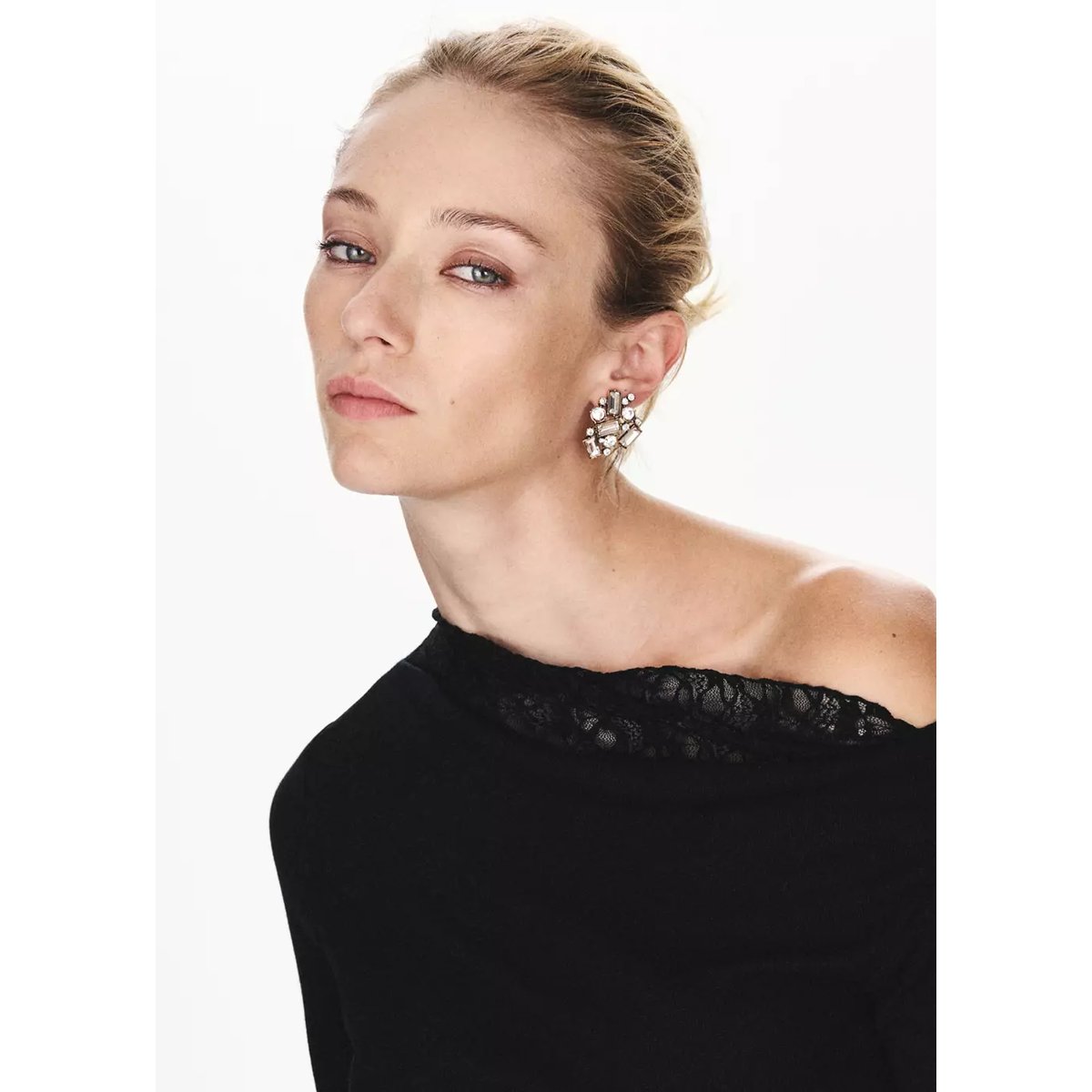 Top asymétrique à col en dentelle noir, MANGO