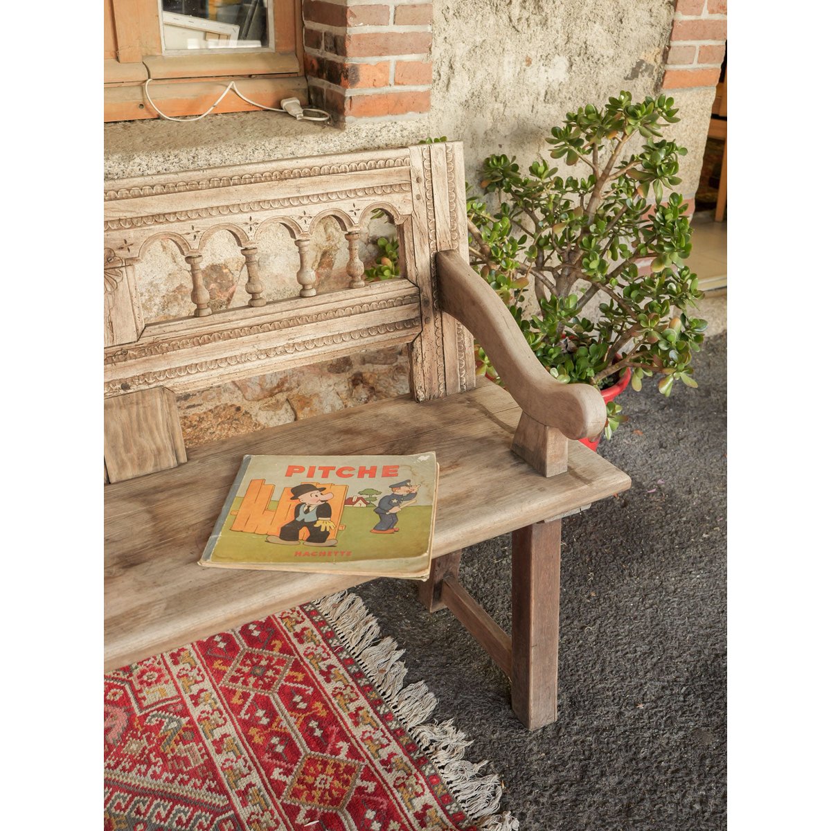 Grand banc aux arcades sculptées Antoine N°526 - Bon état bois clair, DEBONGOUT