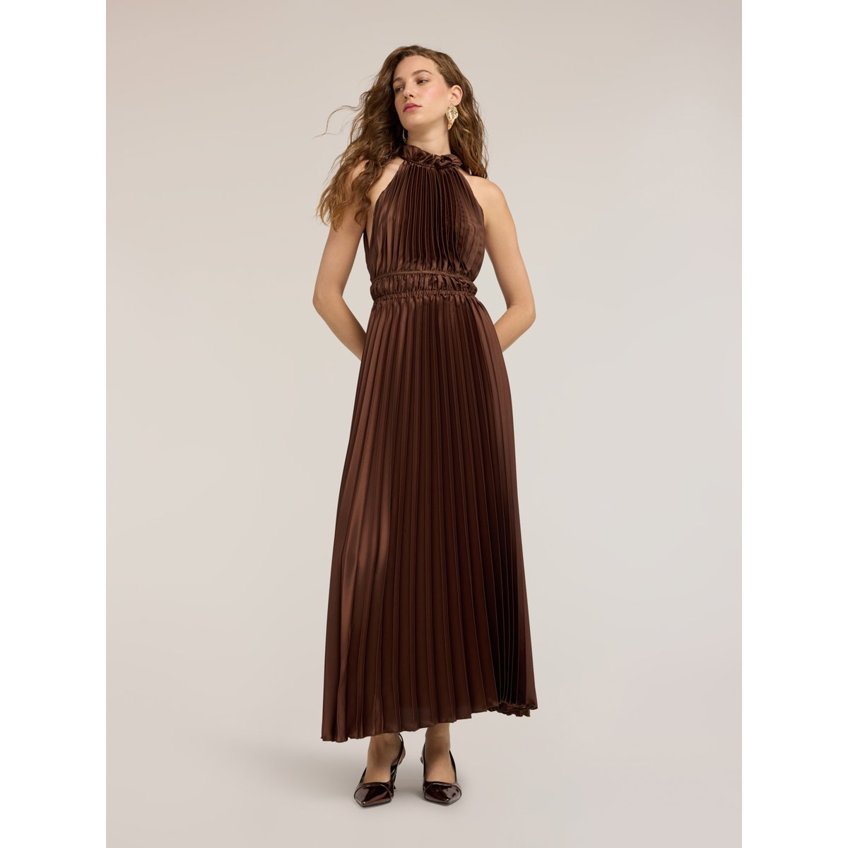 Robe longue plissée avec goutte au dos marron, MOTIVI