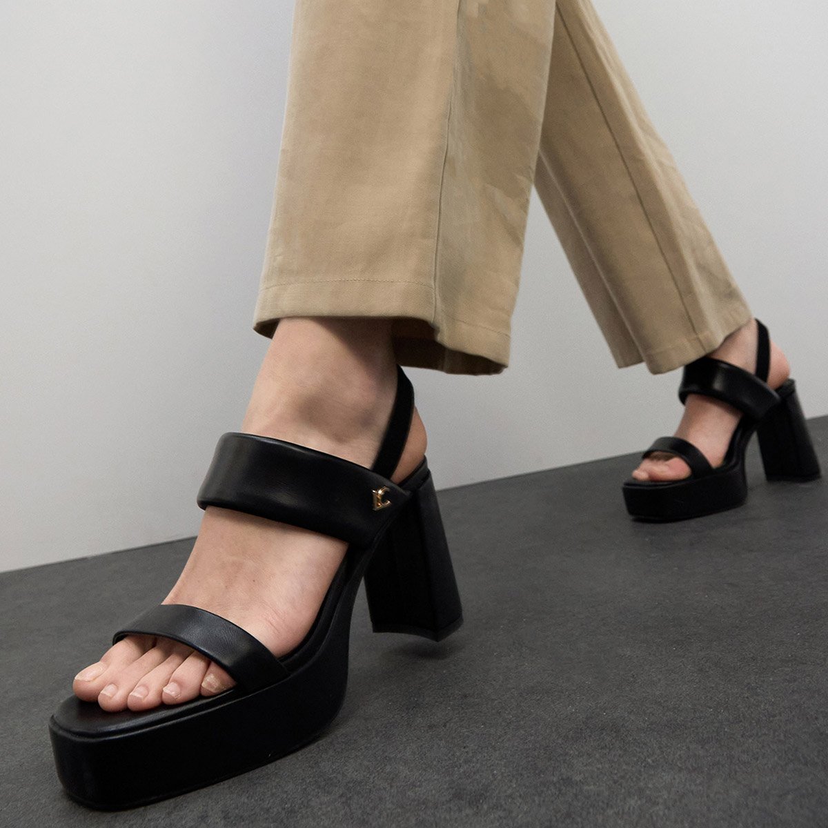 Sandales à plateforme et talon bloc noir, LOLA CASADEMUNT
