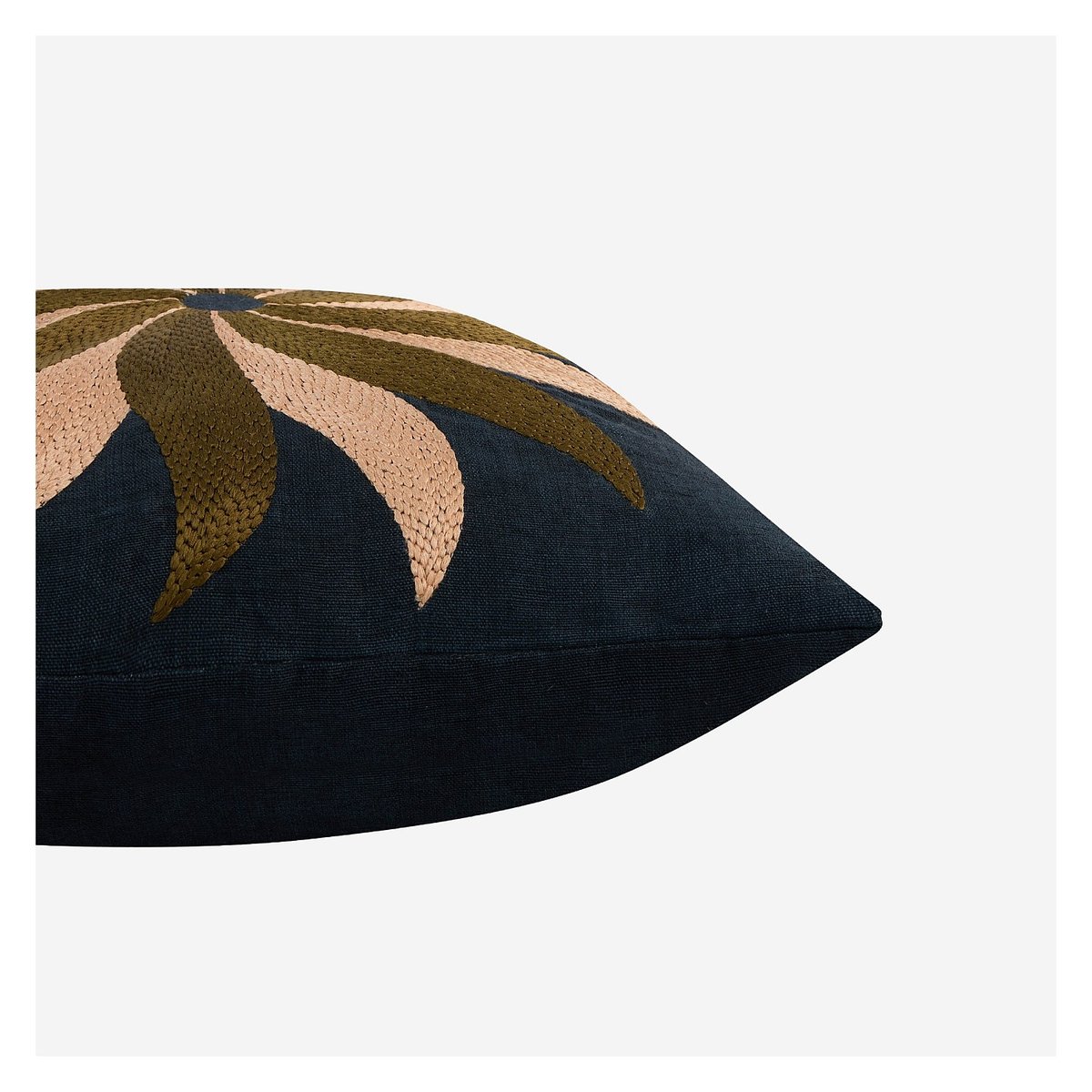Coussin brodé en lin - 45 x 45 cm CARMEN bleu nuit, HABITAT