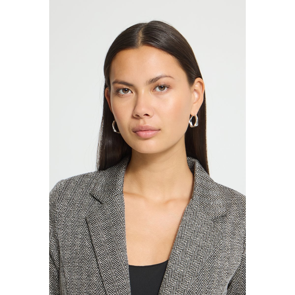 Blazer manches longues, col à revers et fermé par un bouton noir blanc black/white herringbone, ICHI