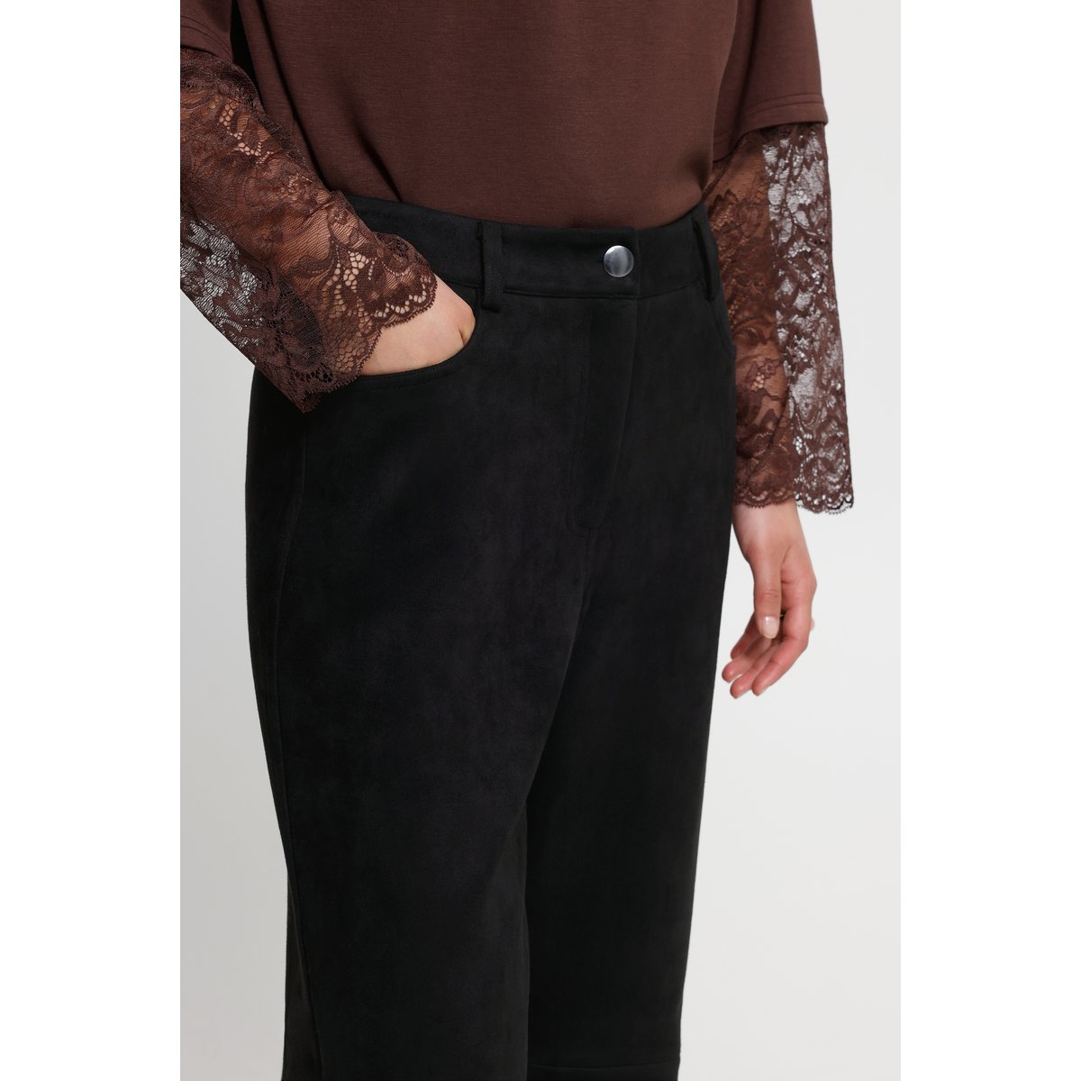 Pantalon coupe droite, finition douce effet suède noir, ICHI