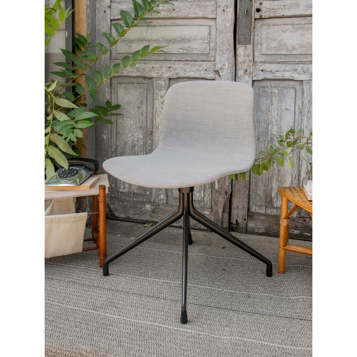 Chaise au design minimaliste Alma N°1759 - Bon état gris, DEBONGOUT