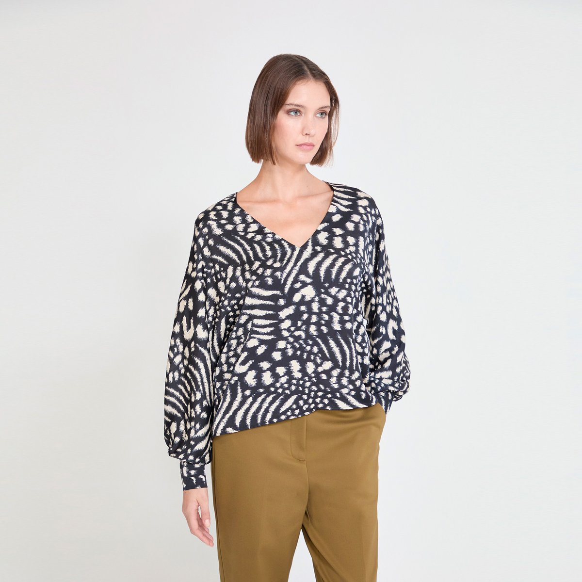 Blouse fluide col V à imprimé graphique blanc, LOLA CASADEMUNT