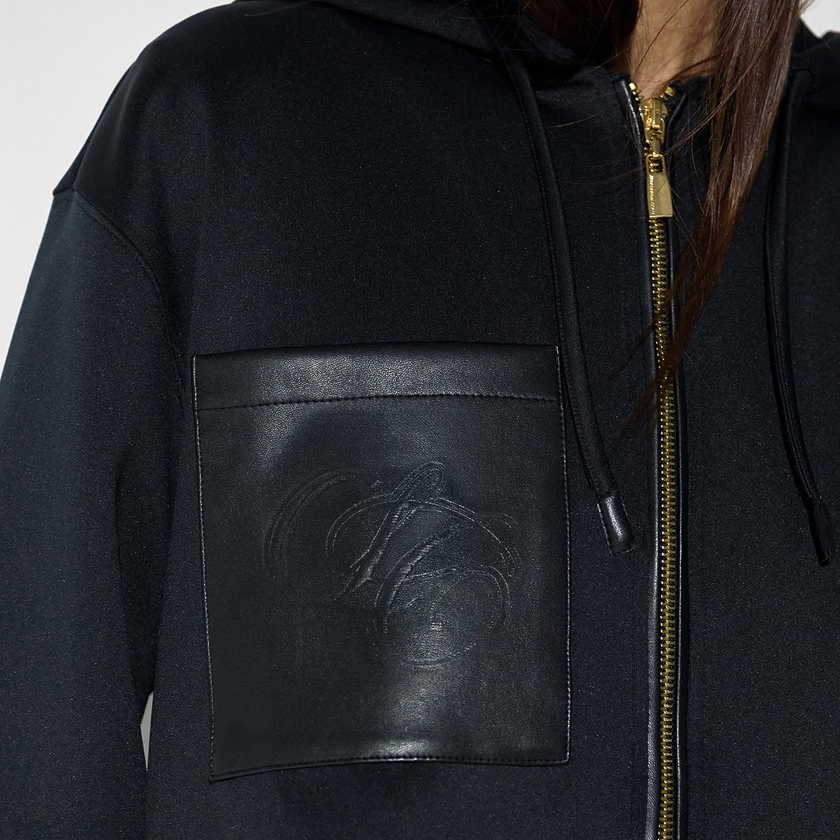 Sweat zippé à capuche avec poche faux cuir noir, LOLA CASADEMUNT
