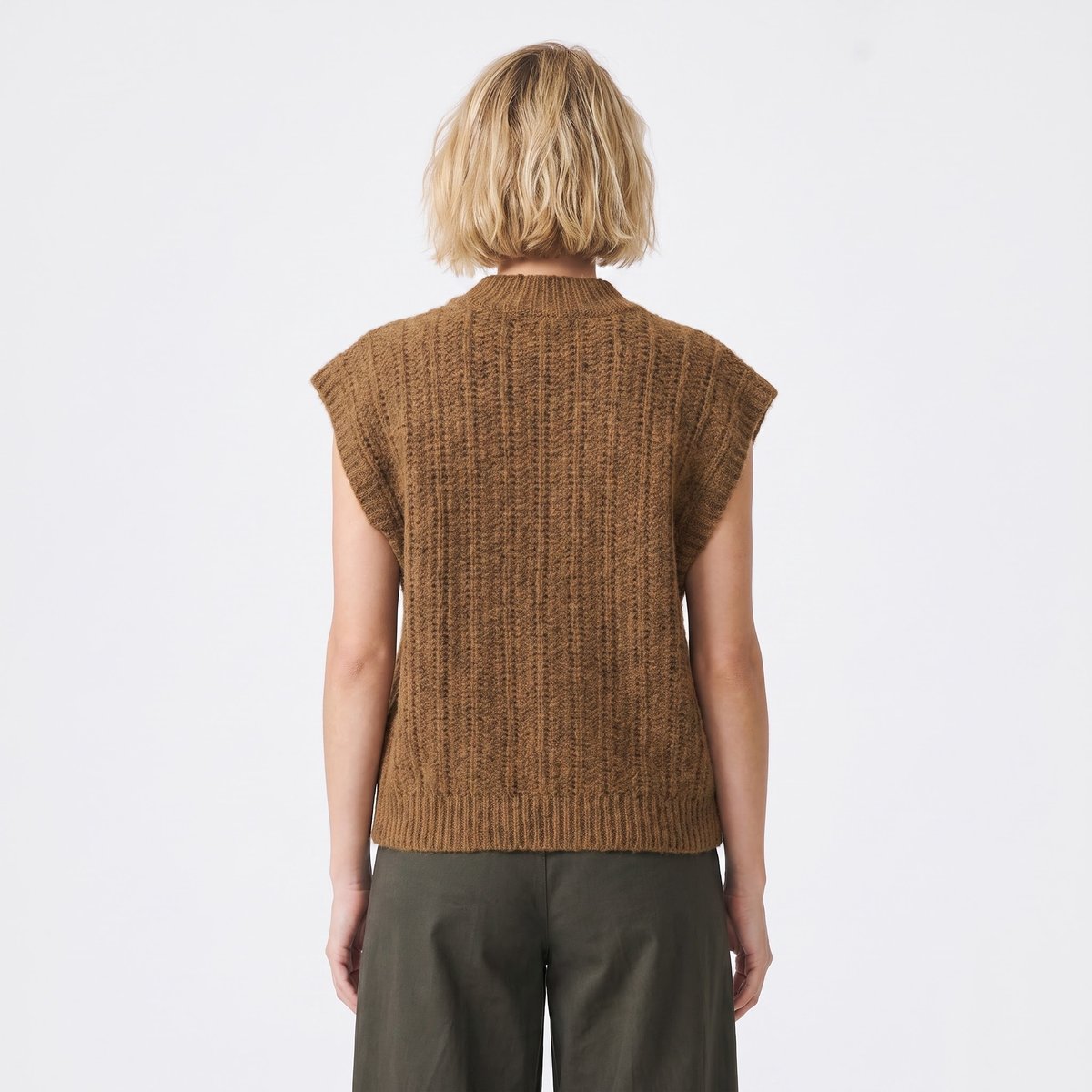 Pull sans manches col montant maille torsadée LUNAIA camel, ARTLOVE