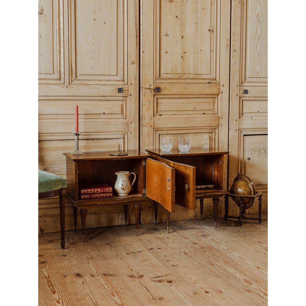 Paire de tables de chevet en bois Odile N°1423 - Bon état bois foncé, DEBONGOUT