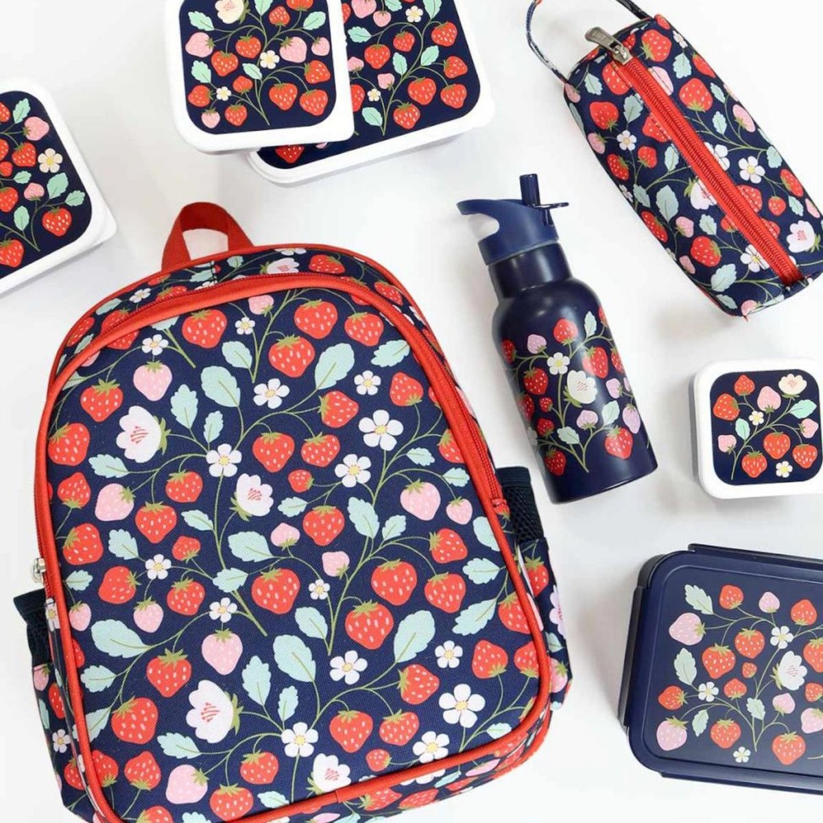Trousse Fraises noir, rouge, bleu, A LITTLE LOVELY COMPANY