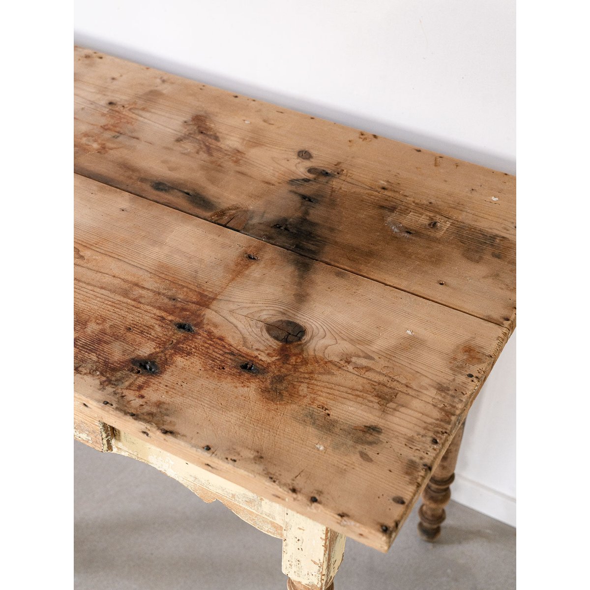 Bureau ancien en bois patiné jaune Edouard N°562 - Bon état bois clair, DEBONGOUT