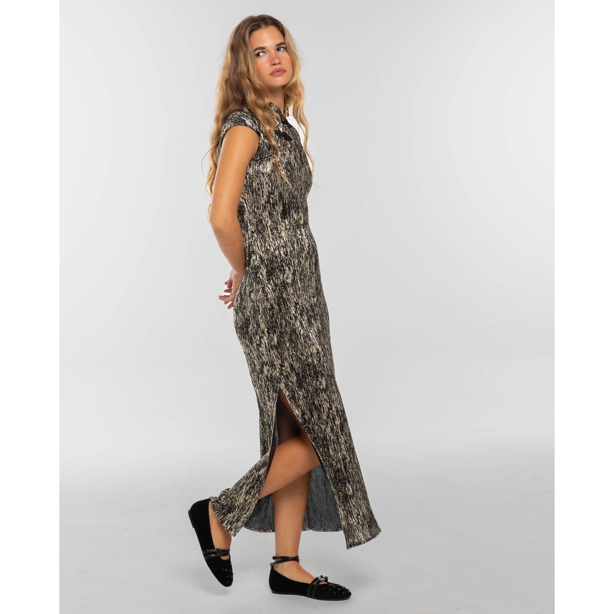Robe midi style qipao plissée noire et dorée avec col mao noir, THE-ARE