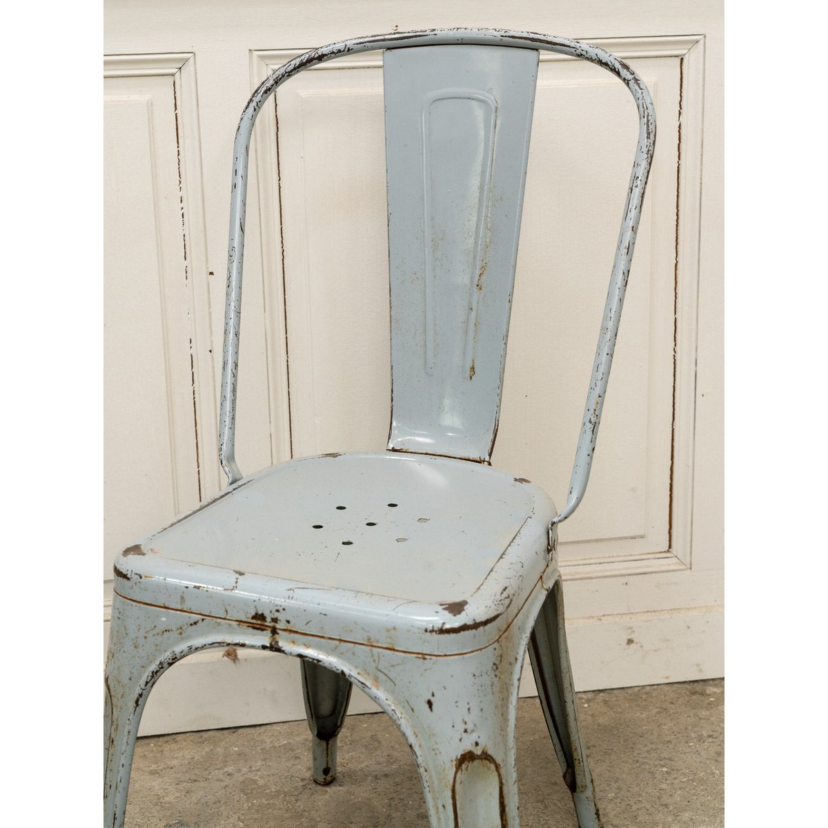 Chaise Tolix en métal bleu gris Alma N°1700 - Bon état bleu clair, DEBONGOUT