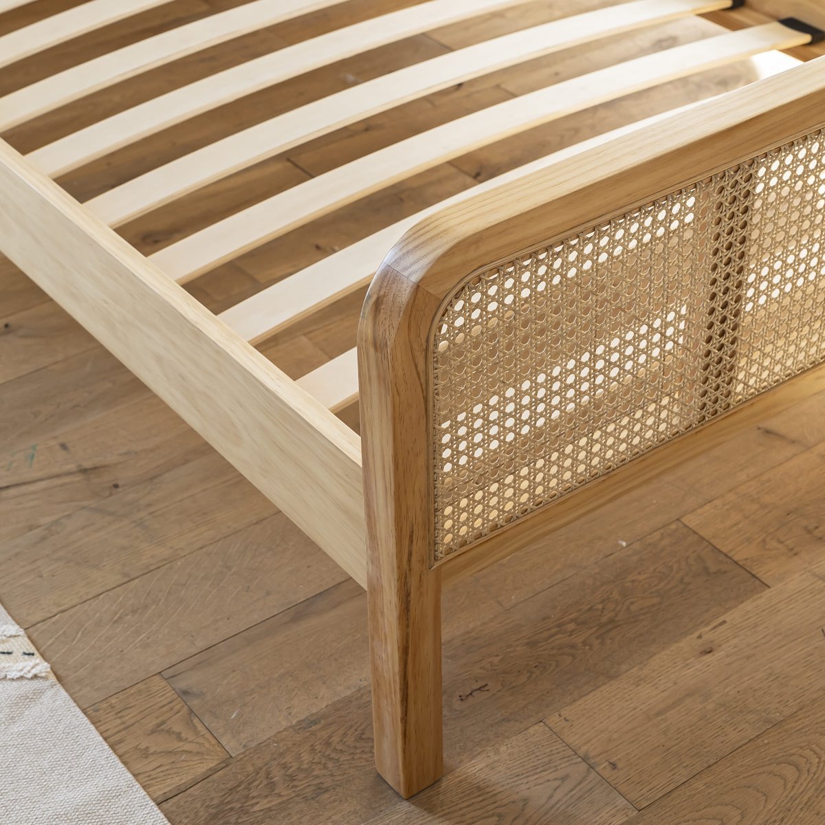 Lit en pin massif avec cannage - ANNA bois naturel, TERRE DE NUIT