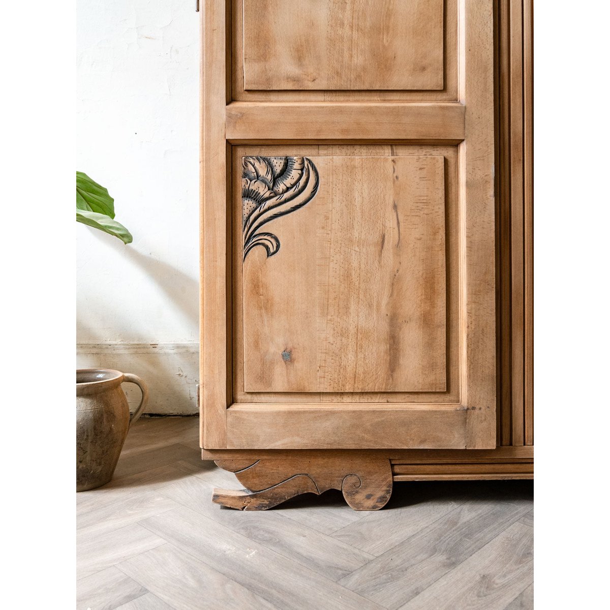 Armoire en bois sculpté style Art déco Blandine N°498 - Bon état bois clair, DEBONGOUT