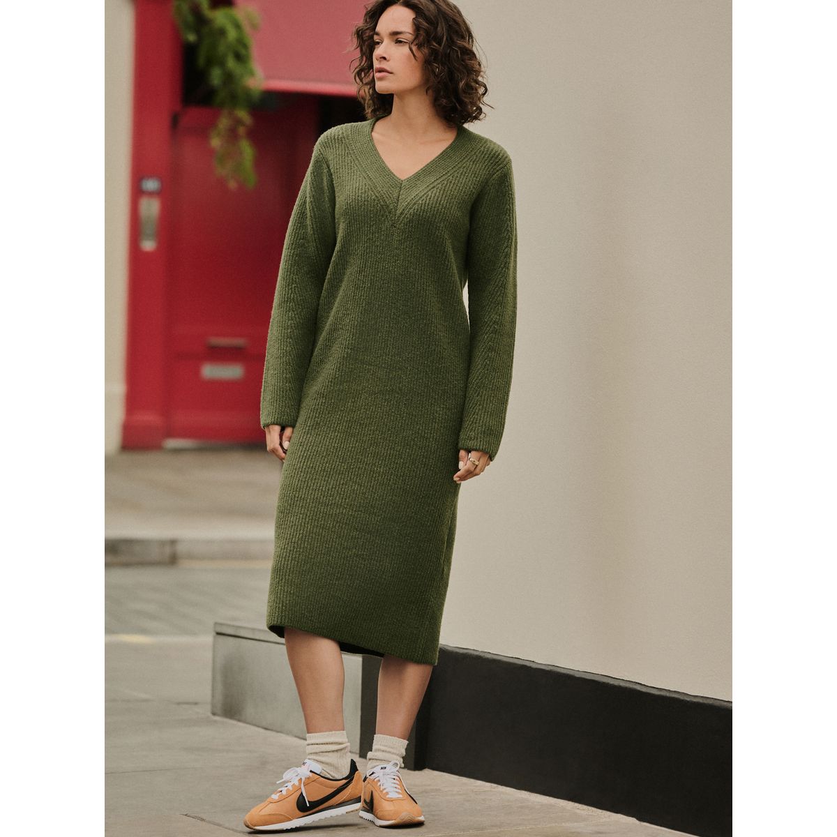 Robe mi-longue ultra-douce à col v avec laine vert kaki, NEXT
