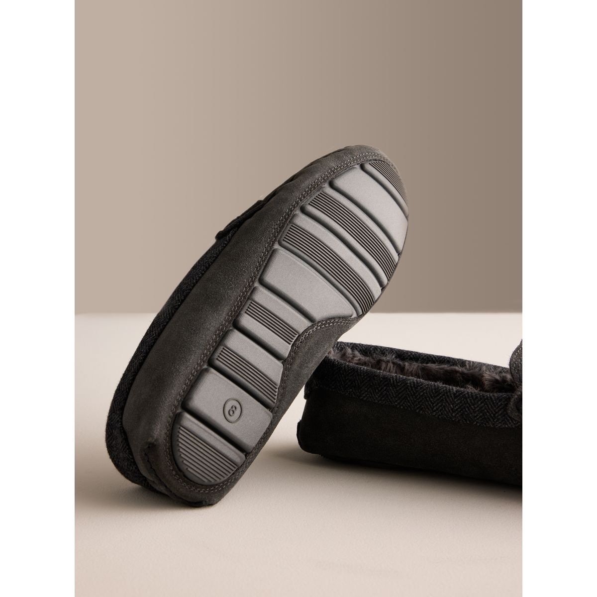 Chaussons style mocassins en daim gris, NEXT