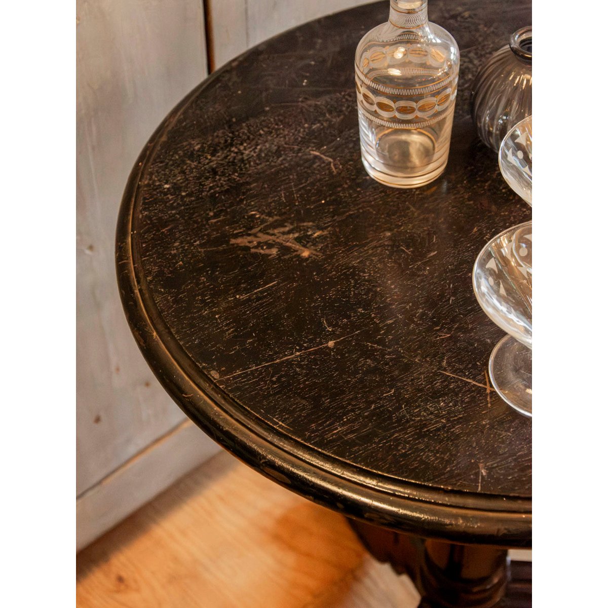 Table d'appoint au pied sculpté Francine N°1611 - Bon état noir, DEBONGOUT