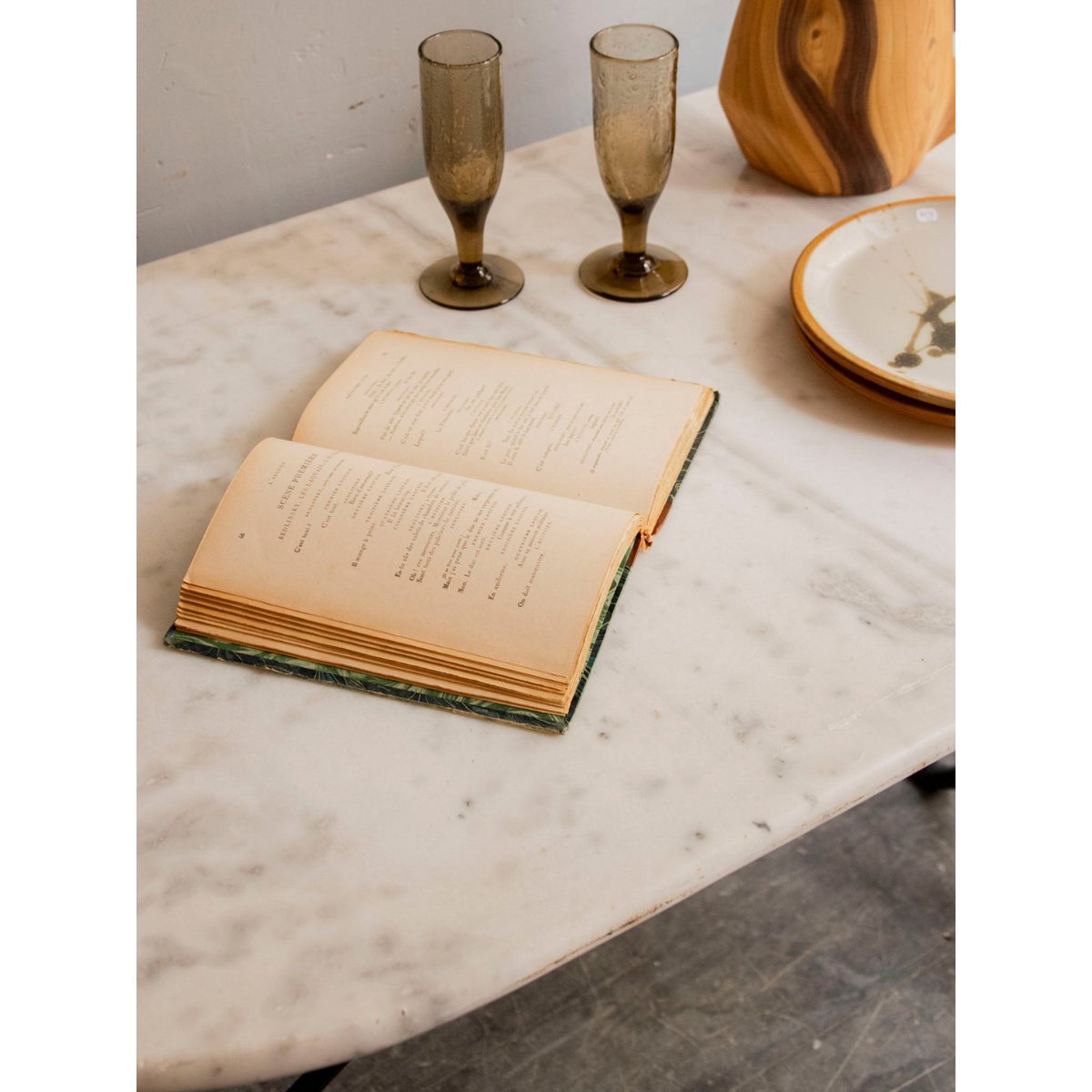 Table à manger en marbre et métal Romy N°1515 - Bon état blanc, DEBONGOUT