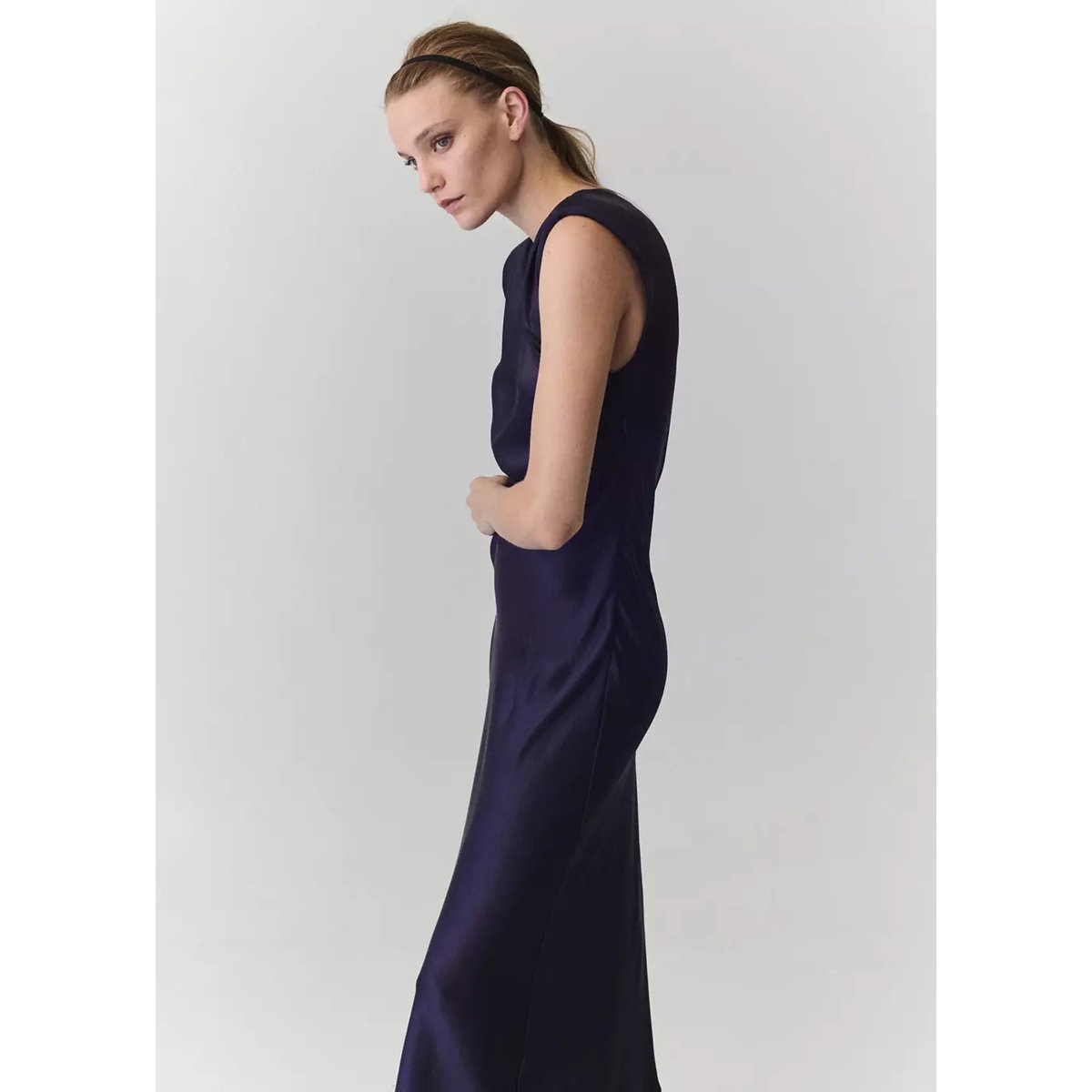 Robe satinée épaulettes bleu nuit, MANGO