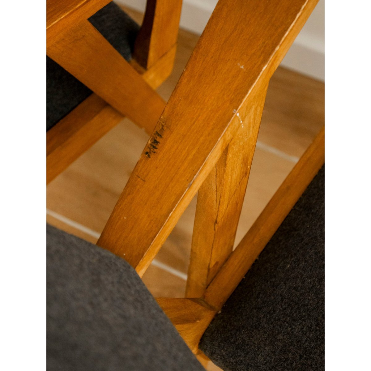 Paire de chaises à accoudoirs Claude N°1564 - Bon état bois clair, DEBONGOUT