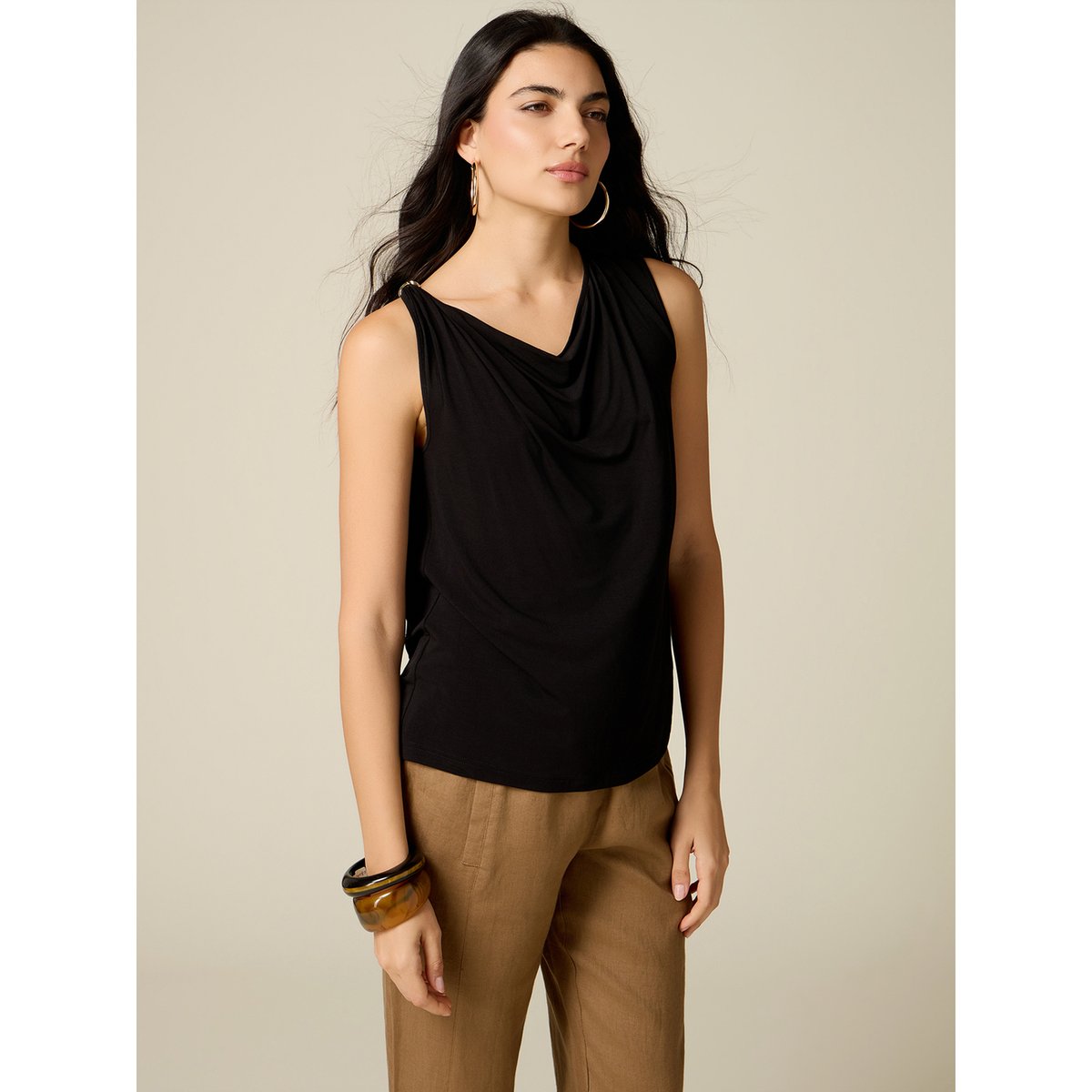 Top avec drapé et fermoir métallique blanc, OLTRE