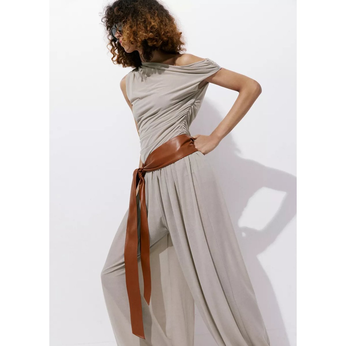 Top asymétrique drapé gris clair/pastel, MANGO