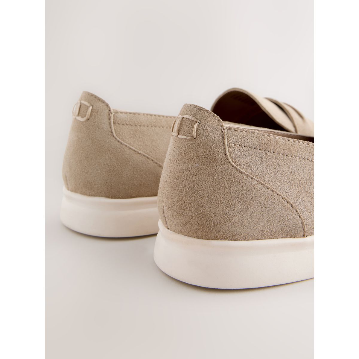 Mocassins en daim à semelle blanche sable, NEXT