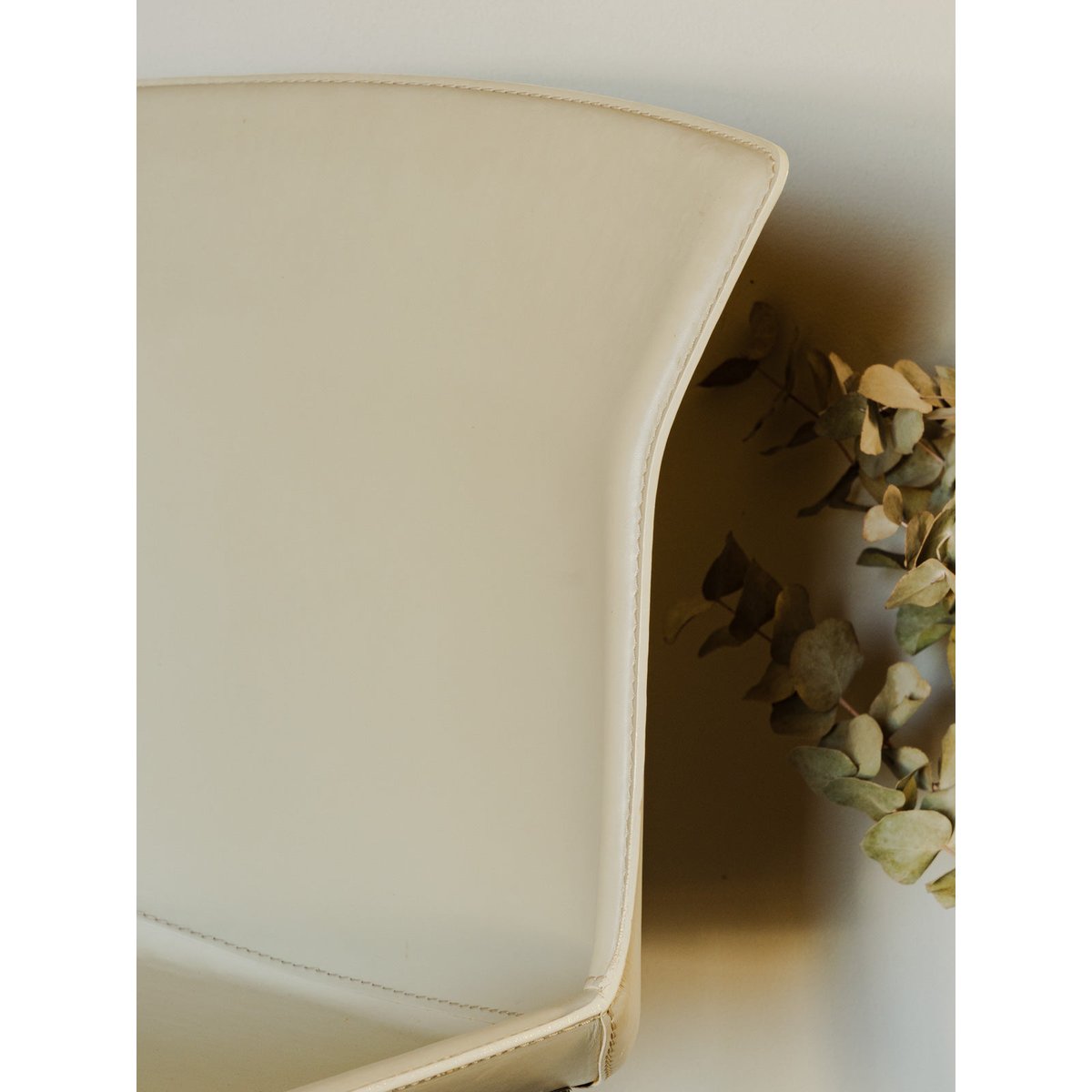 Chaise en cuir Alma N°862 - Bon état beige, DEBONGOUT
