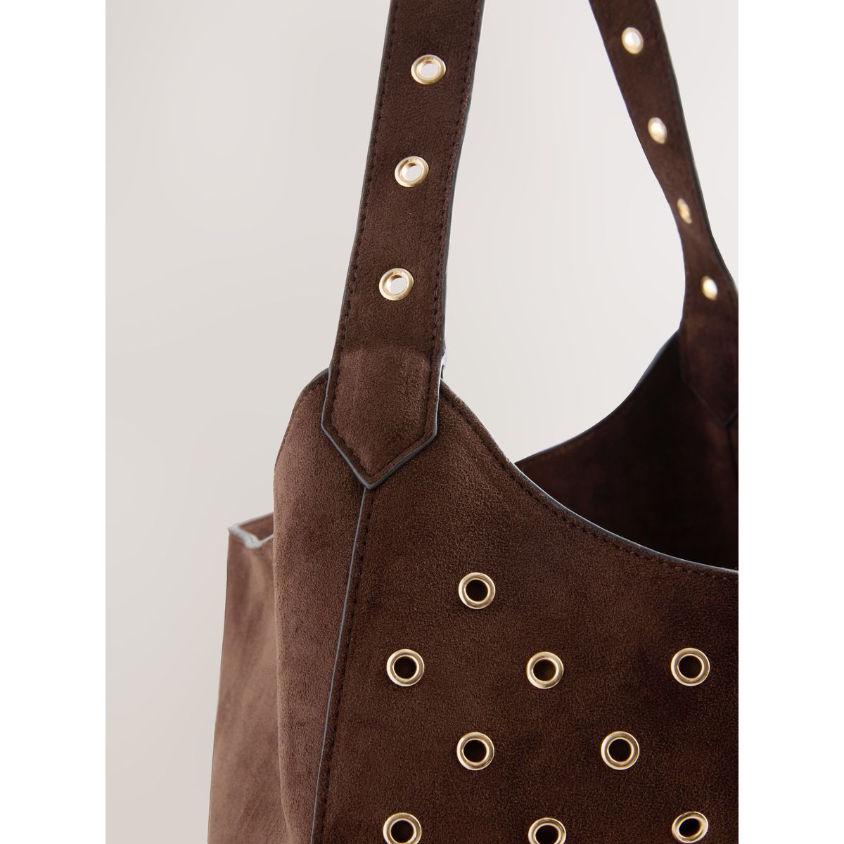 Sac souple à bandoulière en daim synthétique marron chocolat, NEXT