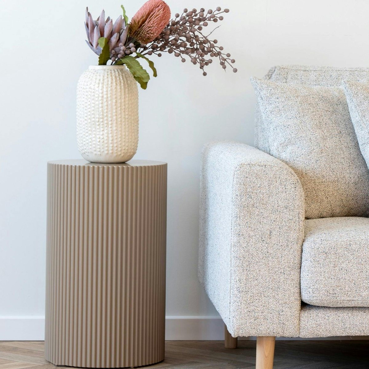 Bout de canapé design - forme ronde striée, beige naturel TRINITE beige, PIER IMPORT