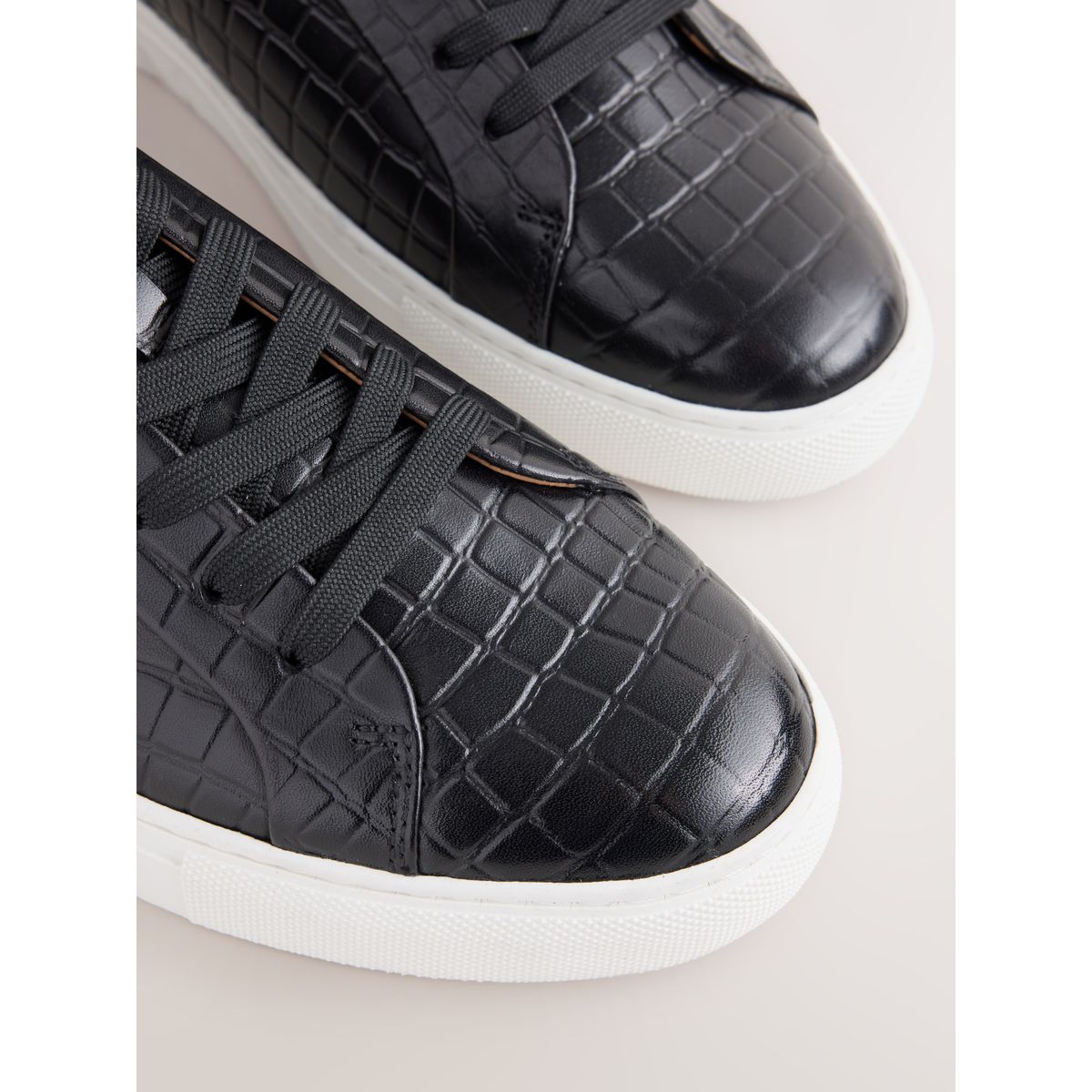 Baskets effet croco en relief longline noir, NEXT