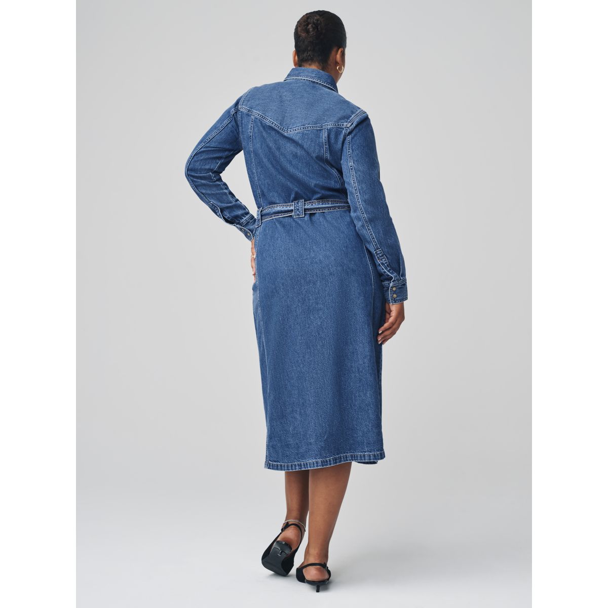 Robe chemise longue en denim avec buste large bleu foncé, NEXT