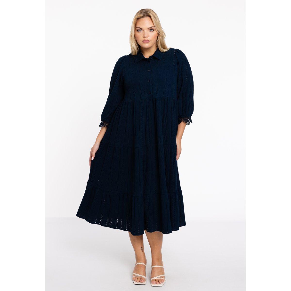 Robe en dentelle bleu, YOEK