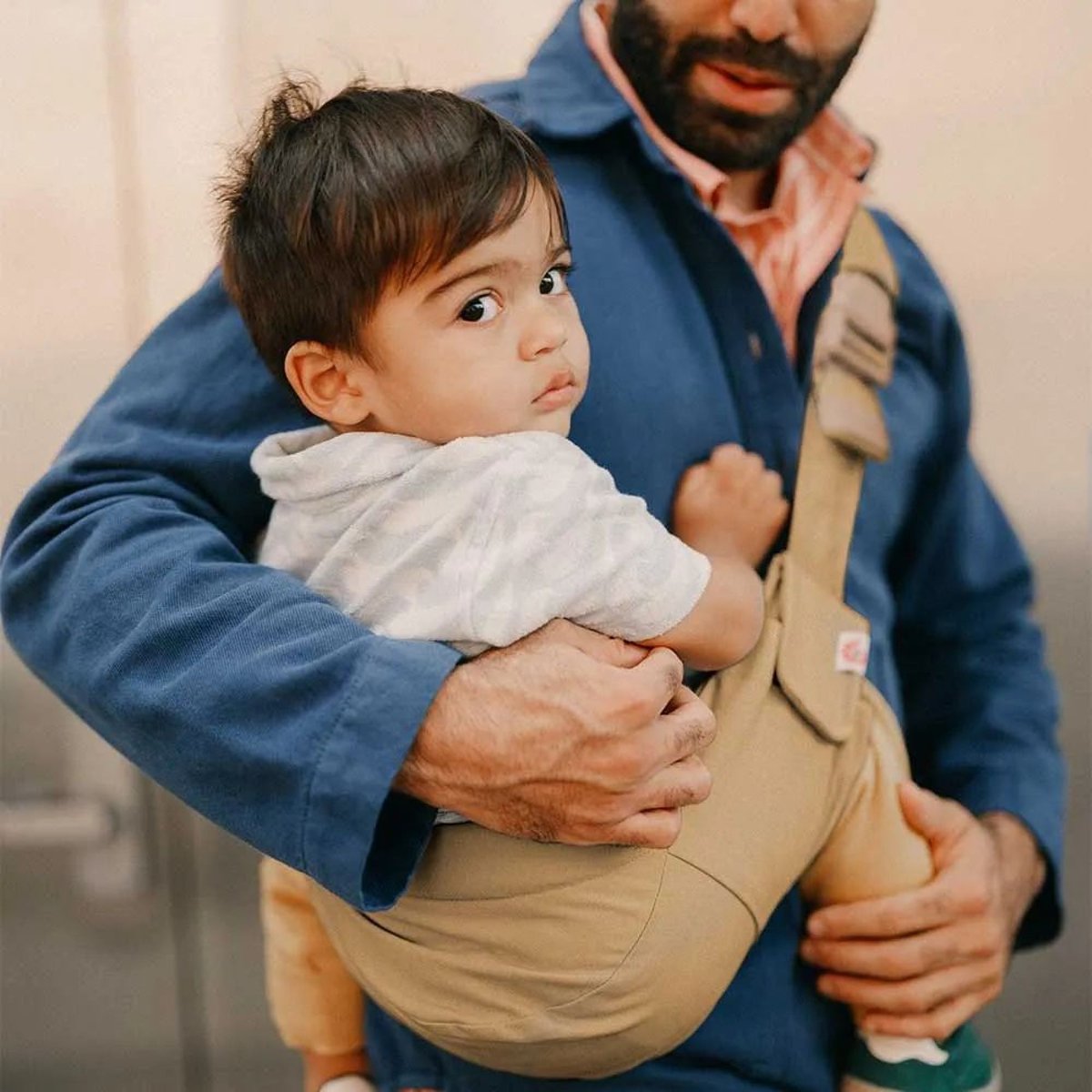 Porte bébé enfant Upsie Sling camel, ERGOBABY