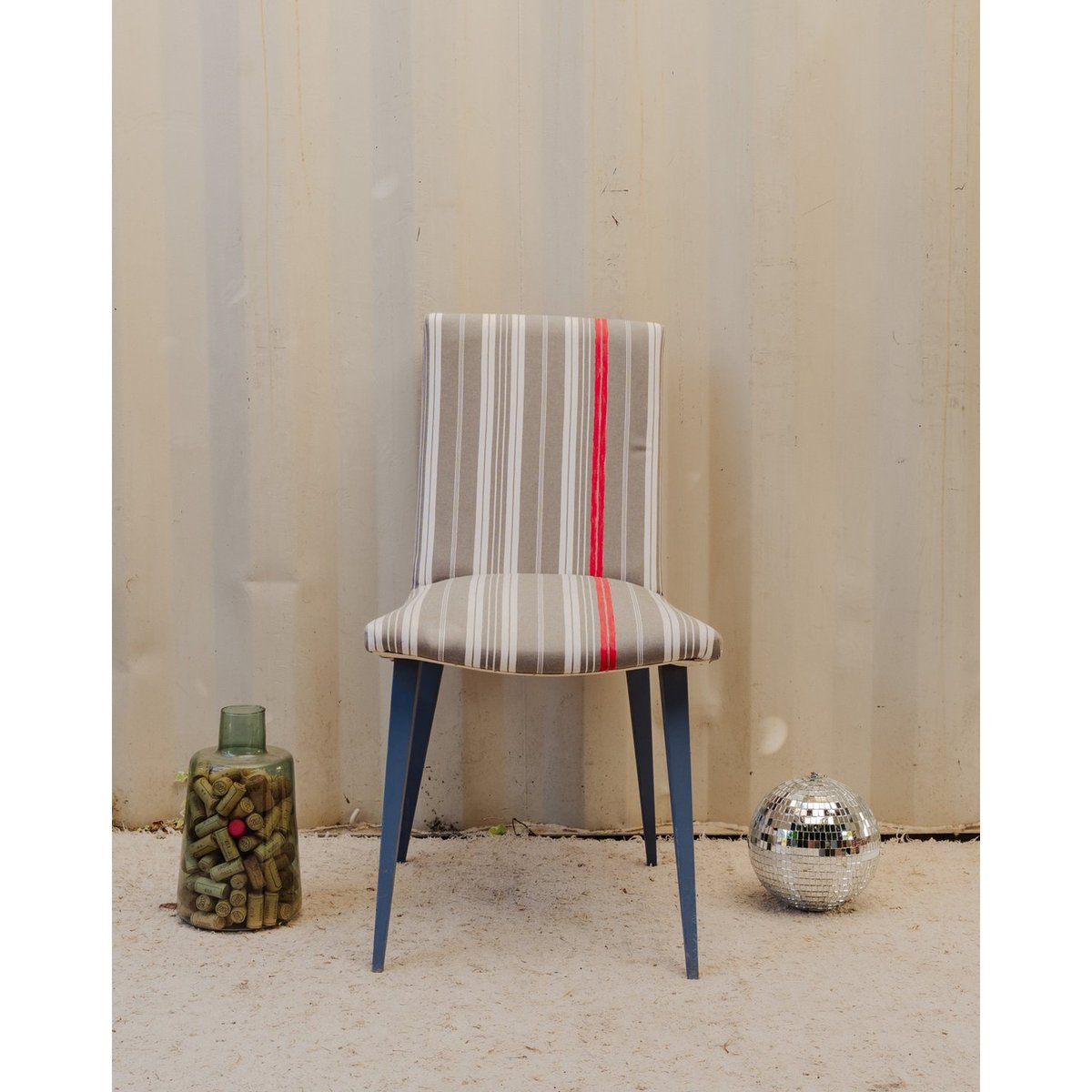 Chaise en tissu rayé et bois Alma N°1852 - Bon état gris, DEBONGOUT