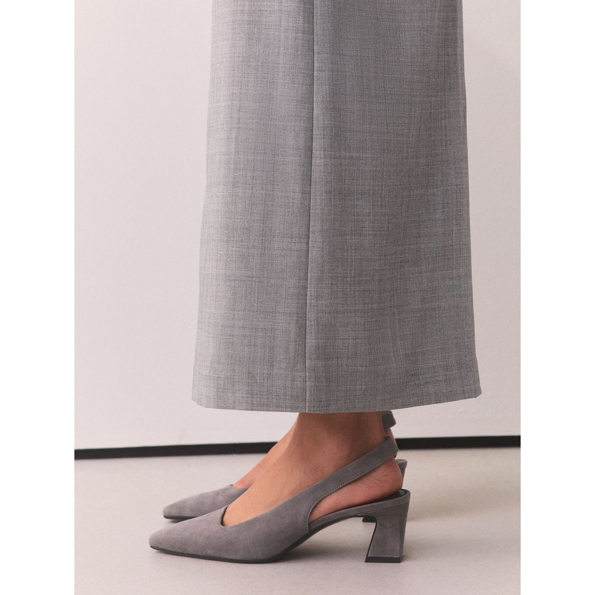 Chaussures en daim bride arrière/talon carré gris, NEXT