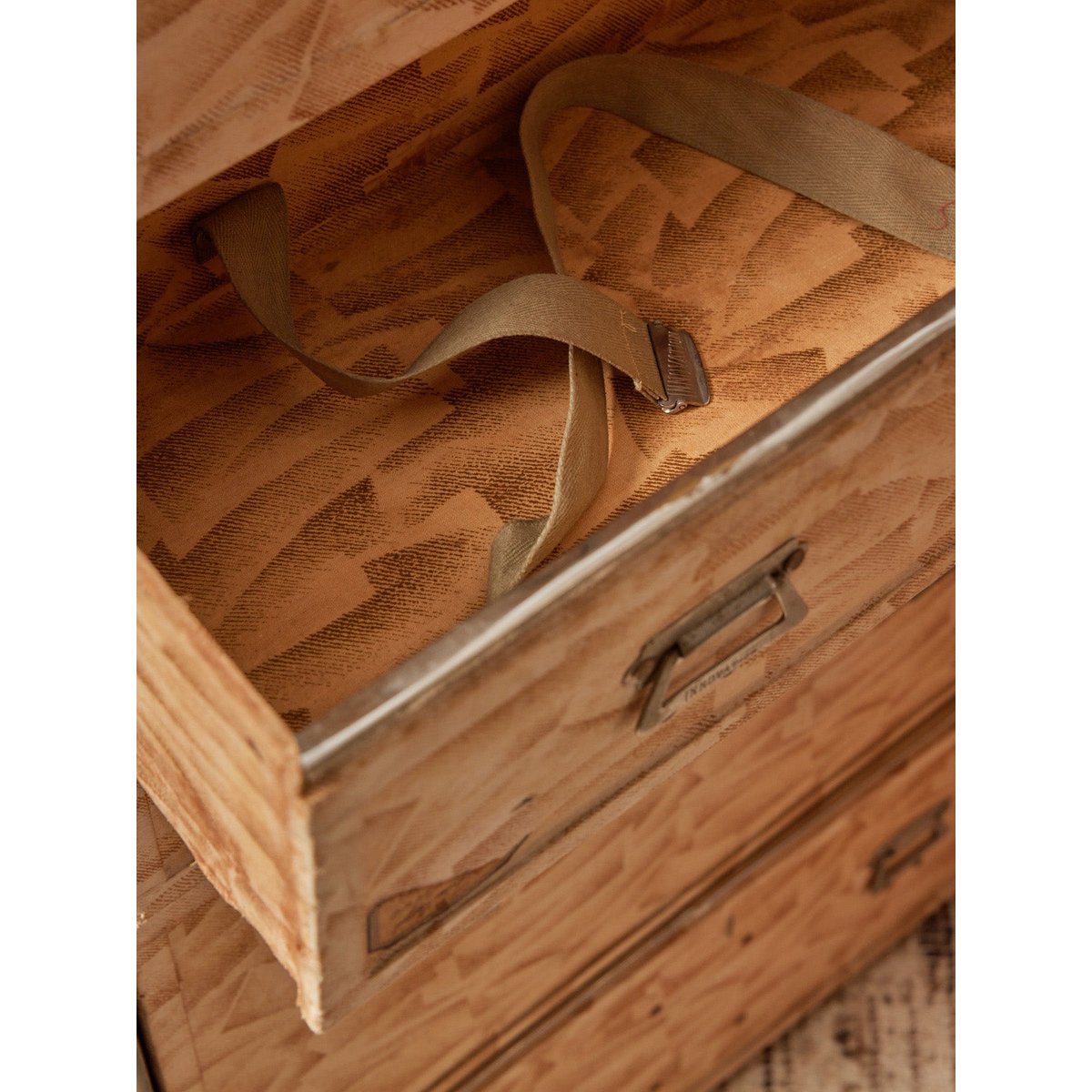Grande malle cabine en métal Lucienne N°246 - Bon état gris, DEBONGOUT
