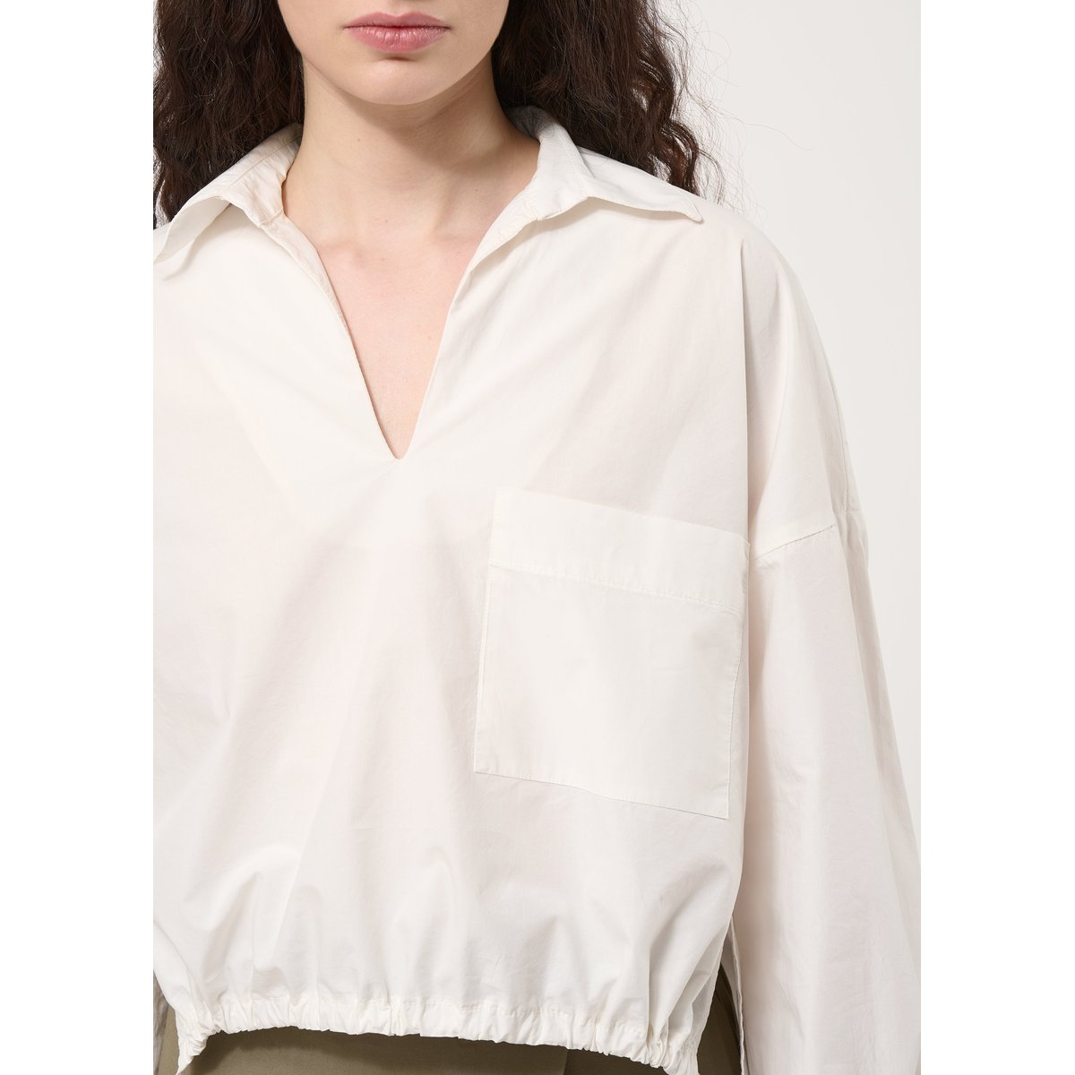 Blouse courte à coulisse en popeline de coton off white, HUMILITY