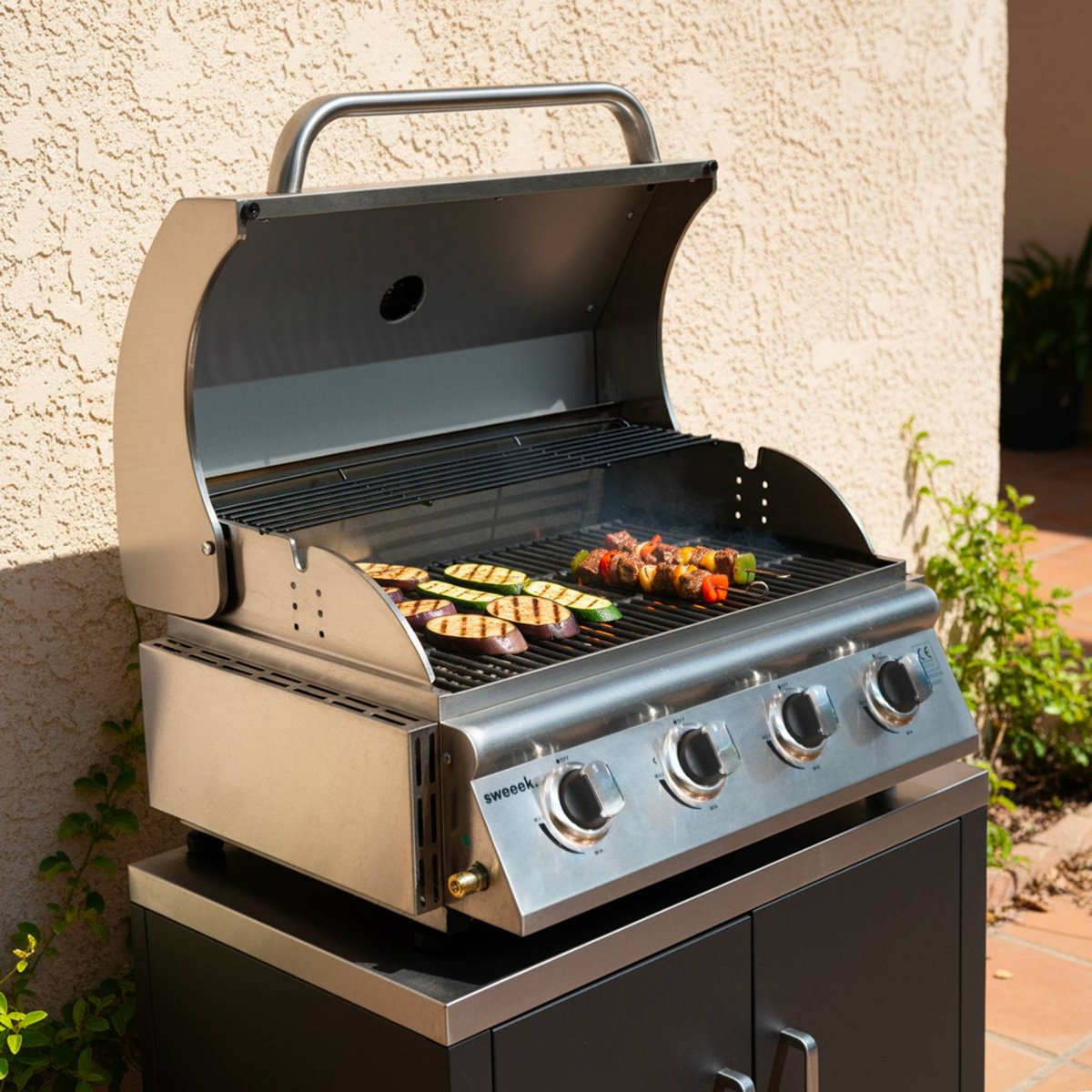 Barbecue gaz 4 brûleurs à poser avec thermomètre GRIMAUD argenté, SWEEEK