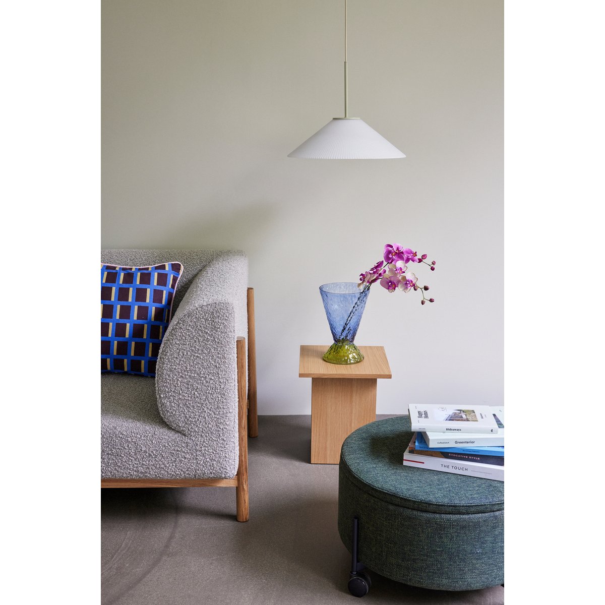 Table d'appoint en placage de chêne STRAIGHT. naturel, HUBSCH