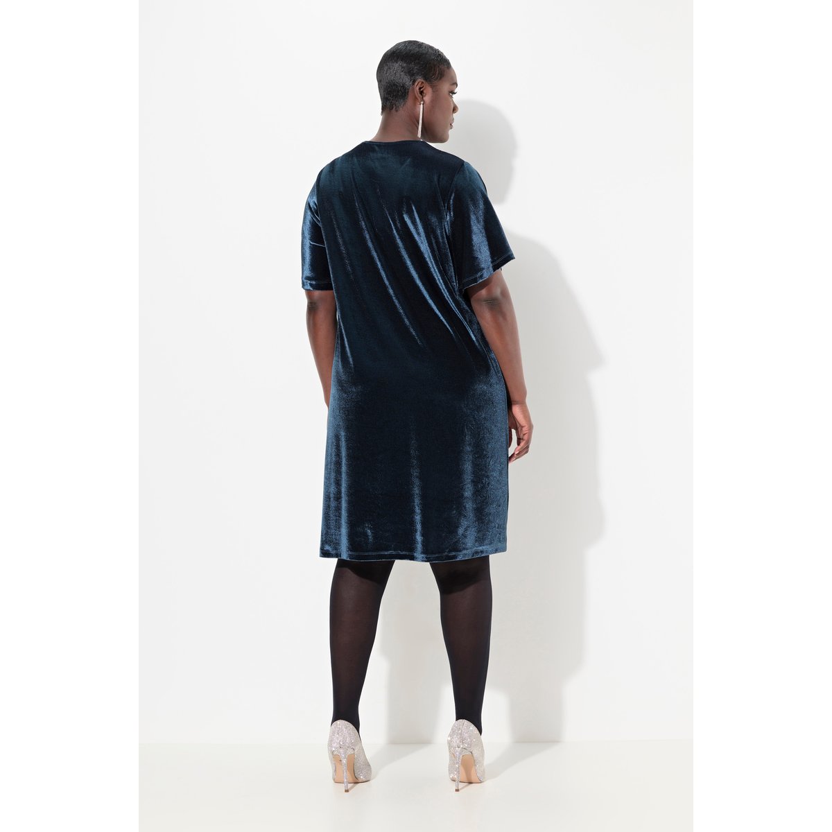 Robe en velours à manches courtes. Décolleté marine, ULLA POPKEN