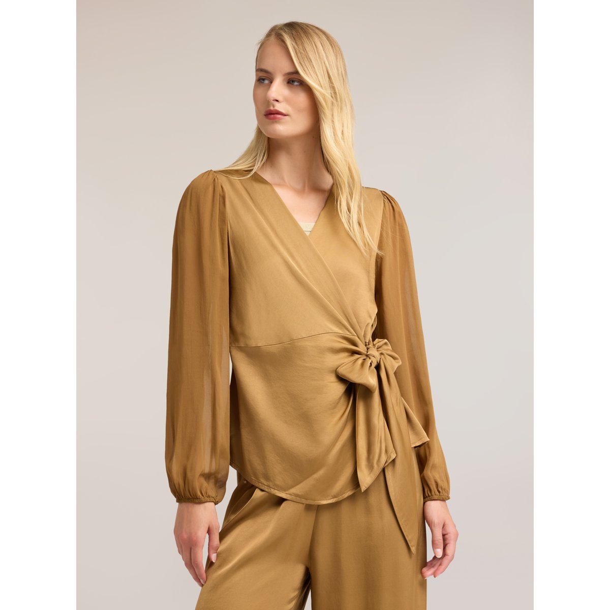 Blouse avec encolure en V et nœud beige, MOTIVI