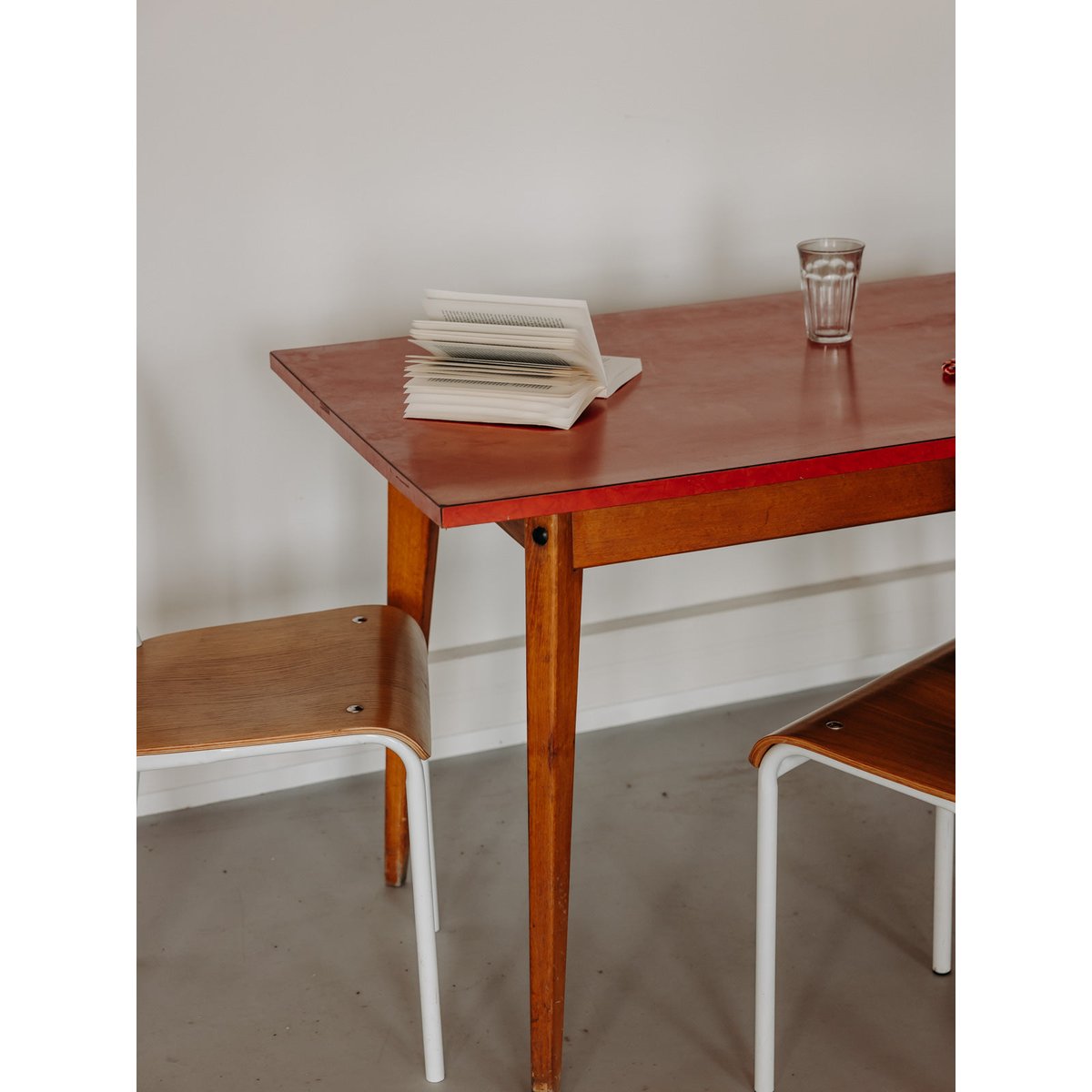 Table à manger au plateau en formica rouge Karla N°1281 - Bon état bois clair, DEBONGOUT