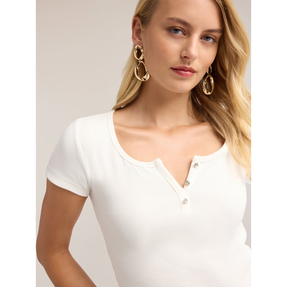 T-shirt avec encolure tunisienne et boutons bijoux blanc, MOTIVI