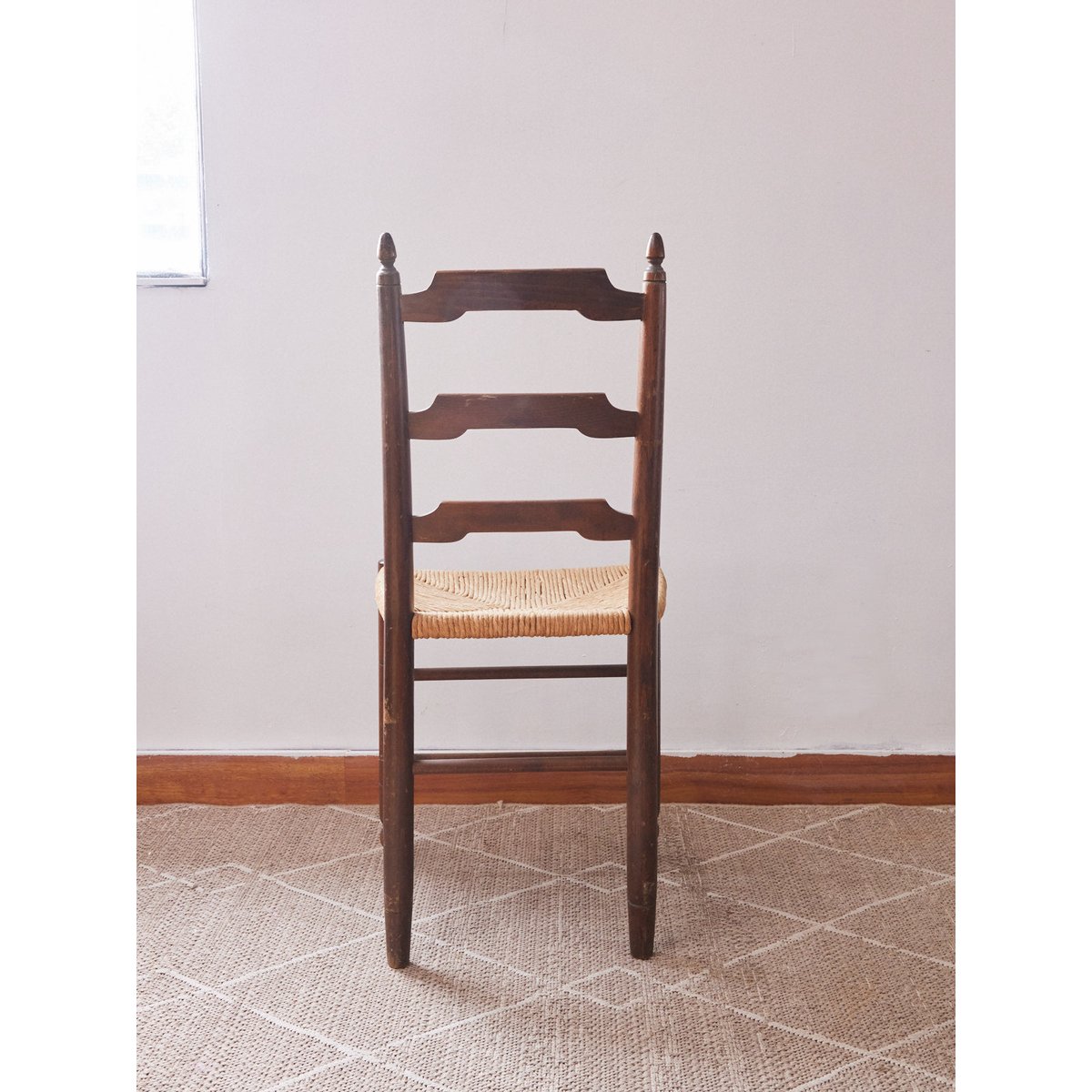 Paire de chaises en paille Claude N°1340 - Bon état bois foncé, DEBONGOUT