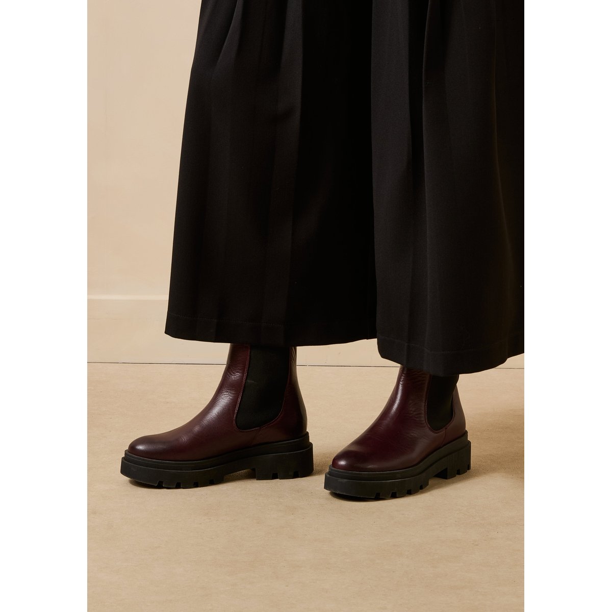 Bottines chelsea en cuir bordeaux / noir, LA FEE MARABOUTEE